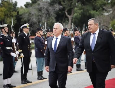 Έντονα συγκινισιακό κλίμα στην παράδοση - παραλαβή του υπουργείου Άμυνας